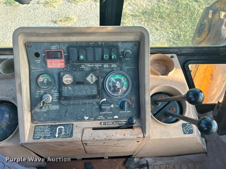 image for item KH9468 1991 John Deere 410D  backhoe