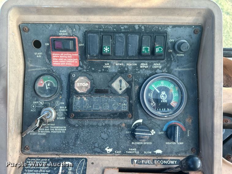 image for item KH9468 1991 John Deere 410D  backhoe