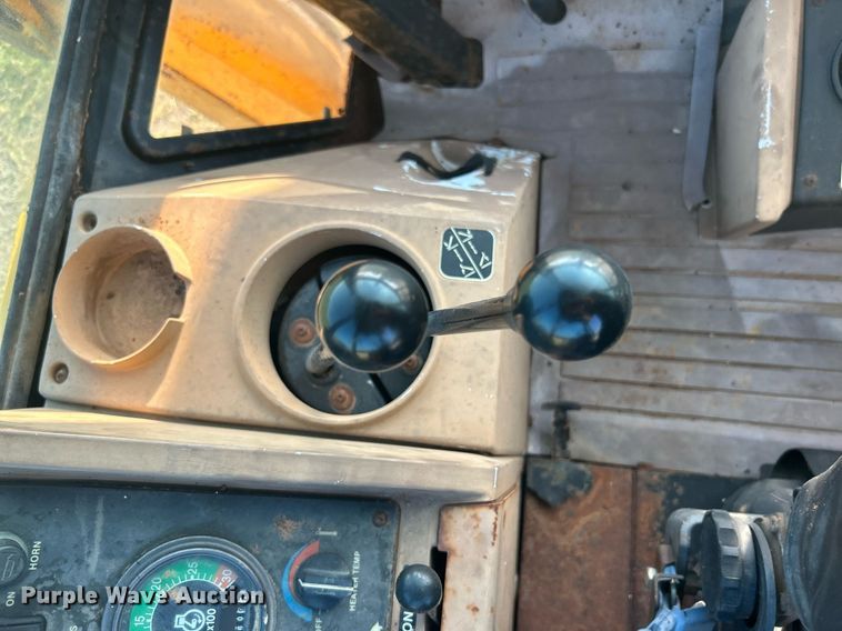 image for item KH9468 1991 John Deere 410D  backhoe