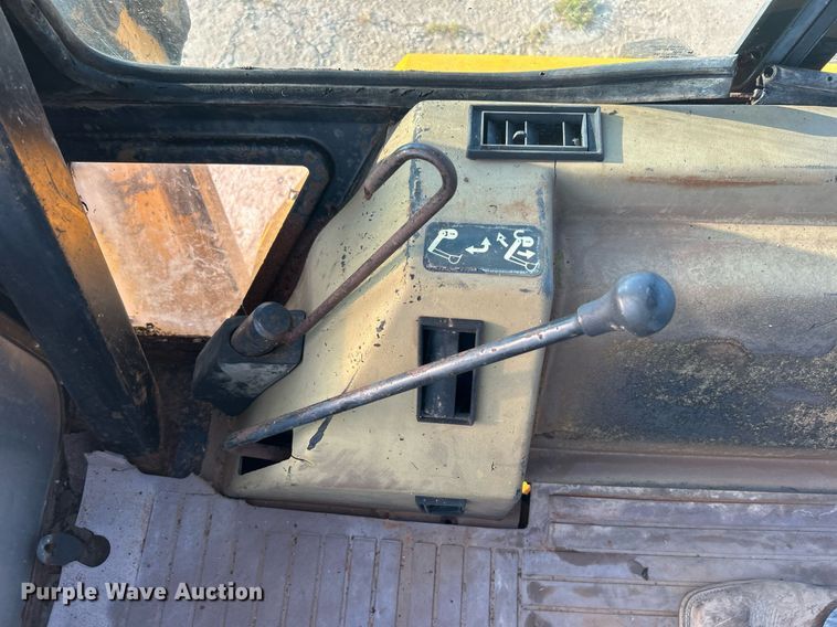 image for item KH9468 1991 John Deere 410D  backhoe