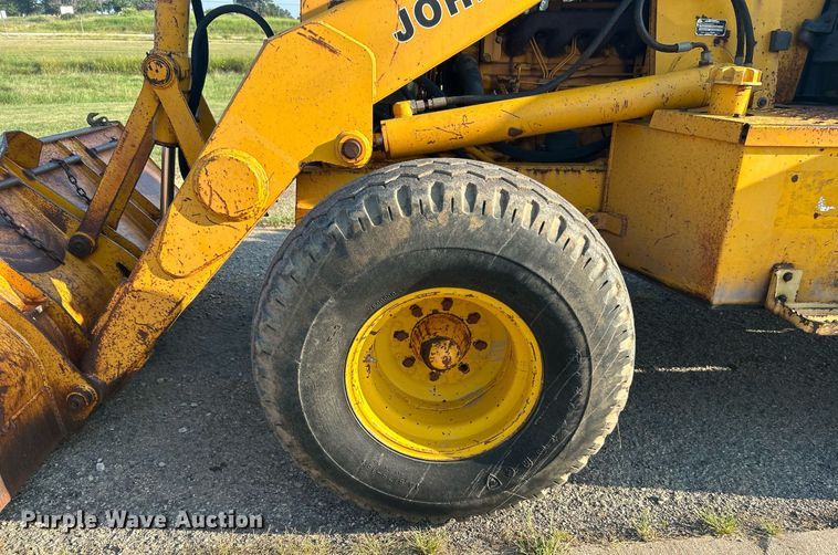 image for item KH9468 1991 John Deere 410D  backhoe