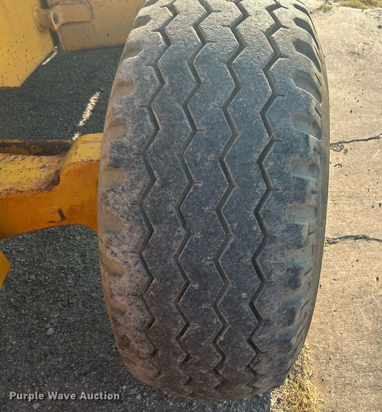 image for item KH9468 1991 John Deere 410D  backhoe