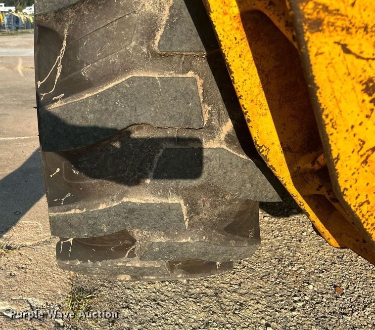 image for item KH9468 1991 John Deere 410D  backhoe