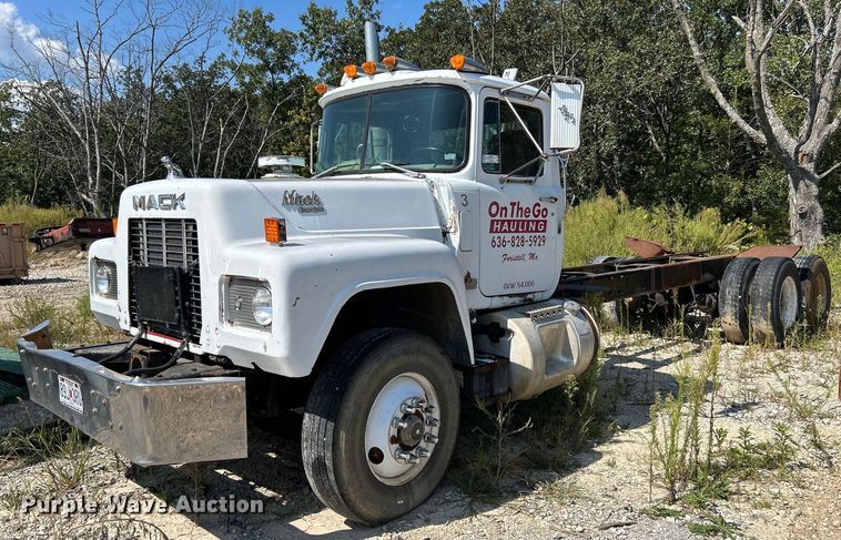 image for item KH9810 1989 Mack RD688S  truck cab and chassis