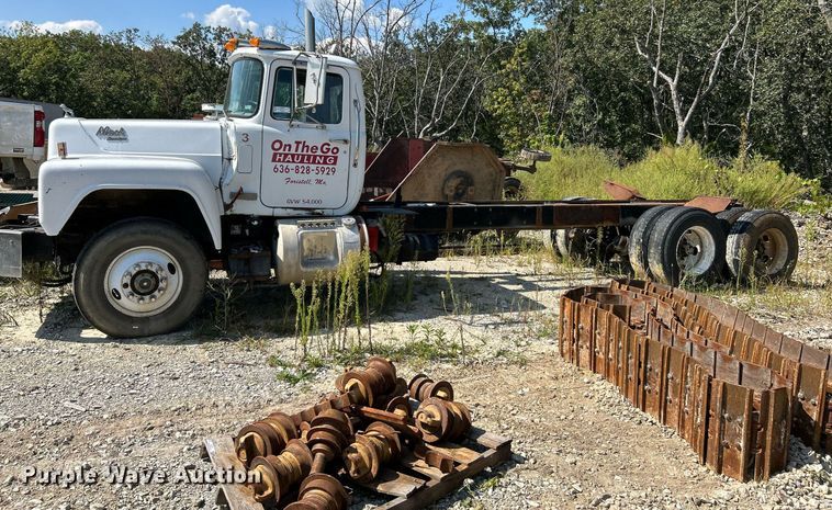 image for item KH9810 1989 Mack RD688S  truck cab and chassis