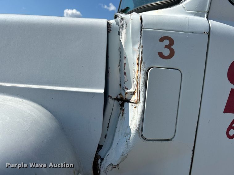 image for item KH9810 1989 Mack RD688S  truck cab and chassis