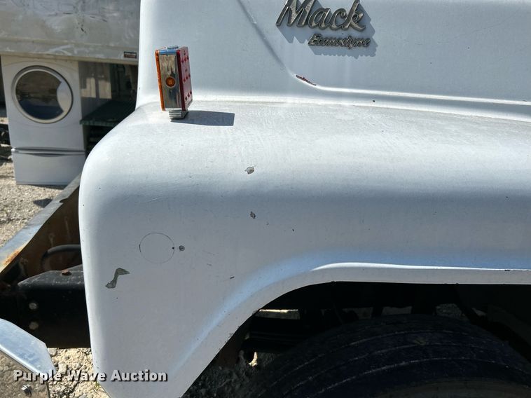 image for item KH9810 1989 Mack RD688S  truck cab and chassis