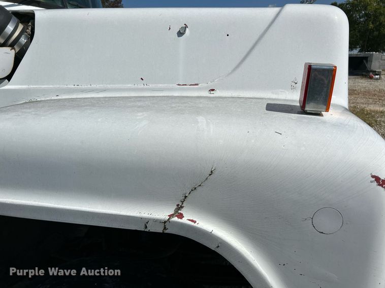 image for item KH9810 1989 Mack RD688S  truck cab and chassis