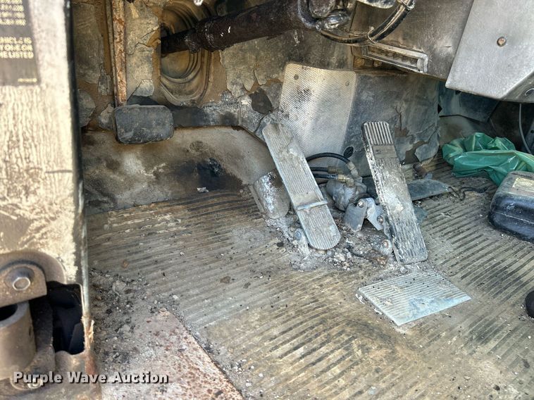 image for item KH9810 1989 Mack RD688S  truck cab and chassis