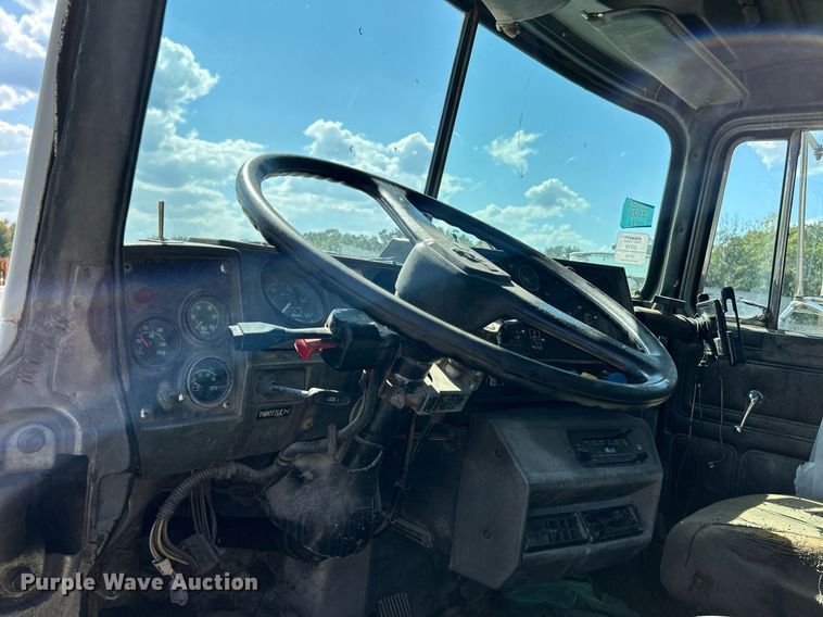 image for item KH9810 1989 Mack RD688S  truck cab and chassis