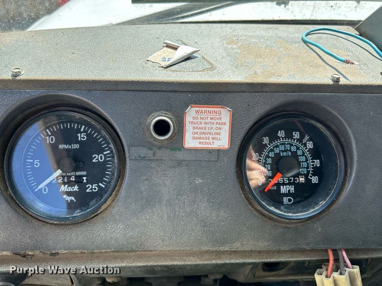 image for item KH9810 1989 Mack RD688S  truck cab and chassis