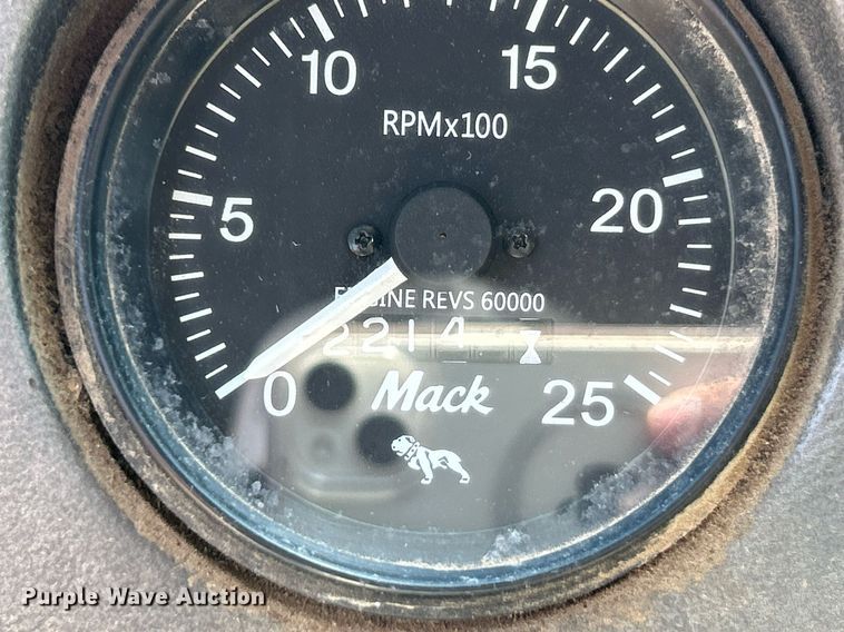 image for item KH9810 1989 Mack RD688S  truck cab and chassis