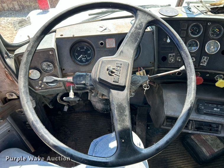 image for item KH9810 1989 Mack RD688S  truck cab and chassis