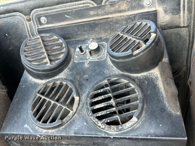 image for item KH9810 1989 Mack RD688S  truck cab and chassis