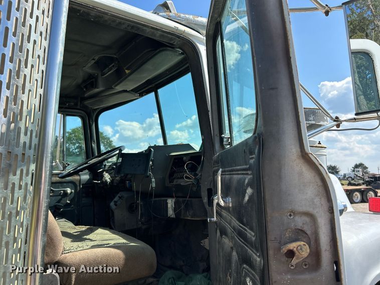 image for item KH9810 1989 Mack RD688S  truck cab and chassis