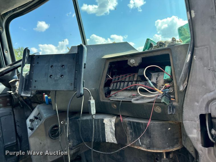 image for item KH9810 1989 Mack RD688S  truck cab and chassis