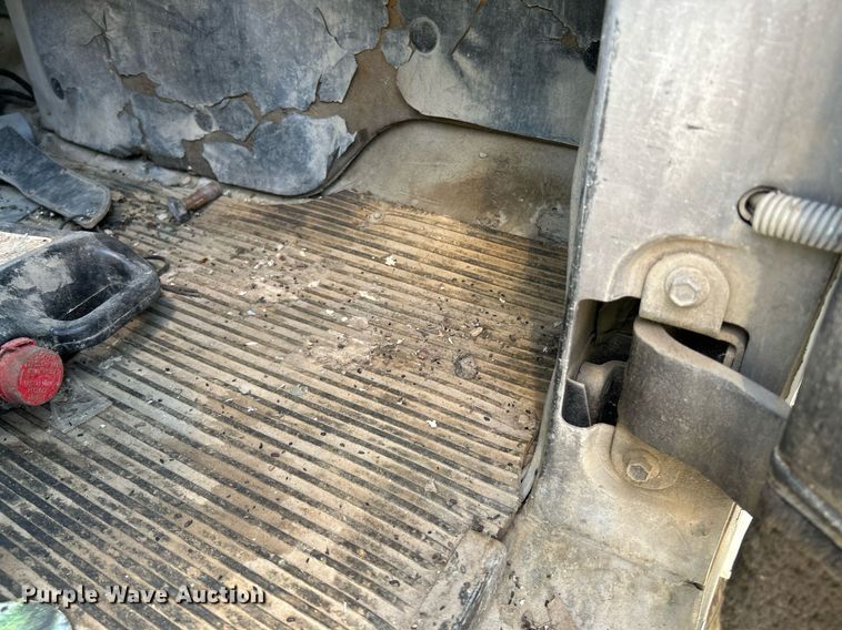 image for item KH9810 1989 Mack RD688S  truck cab and chassis