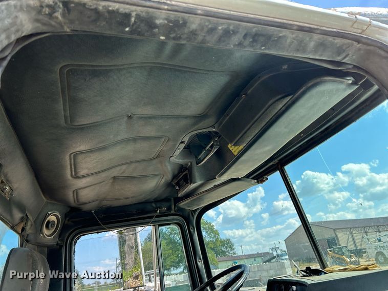 image for item KH9810 1989 Mack RD688S  truck cab and chassis