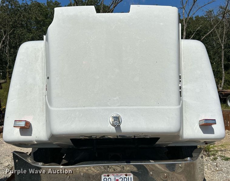 image for item KH9810 1989 Mack RD688S  truck cab and chassis