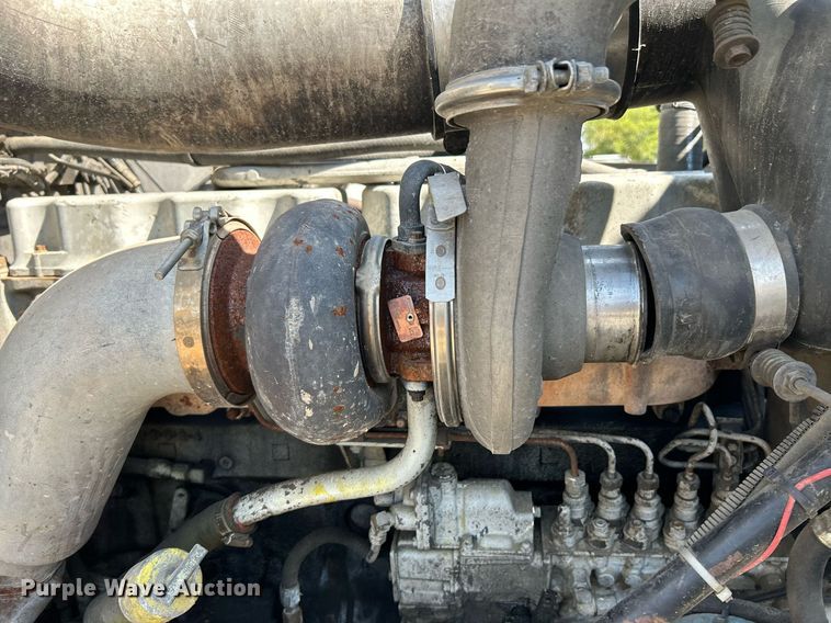 image for item KH9810 1989 Mack RD688S  truck cab and chassis