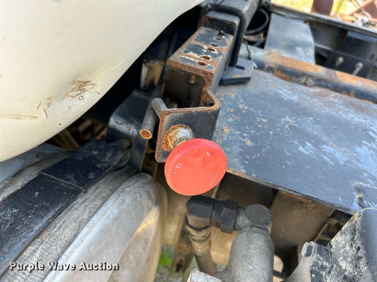 image for item KH9810 1989 Mack RD688S  truck cab and chassis