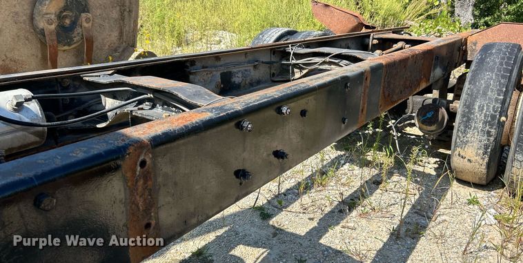 image for item KH9810 1989 Mack RD688S  truck cab and chassis