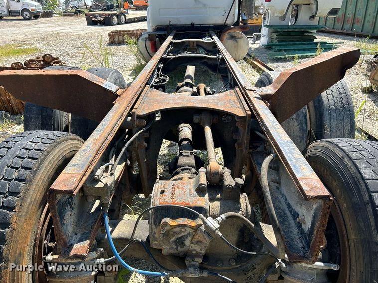 image for item KH9810 1989 Mack RD688S  truck cab and chassis