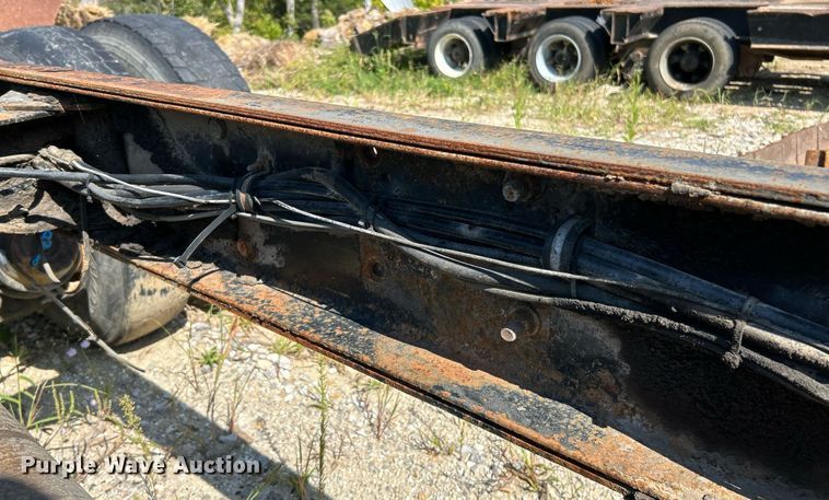 image for item KH9810 1989 Mack RD688S  truck cab and chassis