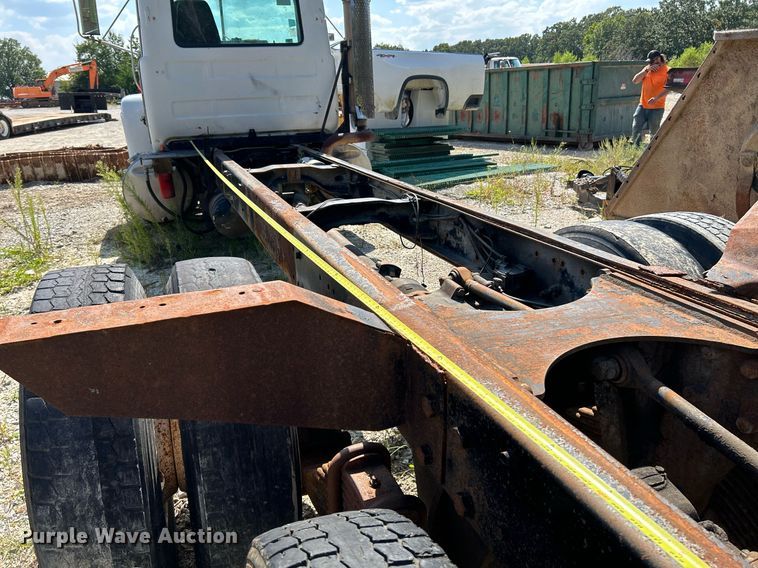 image for item KH9810 1989 Mack RD688S  truck cab and chassis