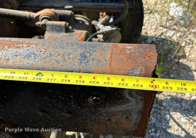 image for item KH9810 1989 Mack RD688S  truck cab and chassis