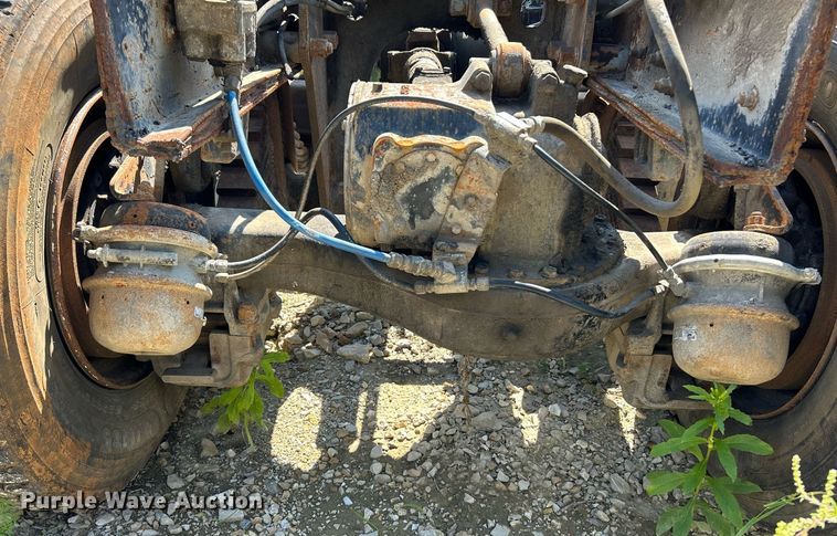 image for item KH9810 1989 Mack RD688S  truck cab and chassis