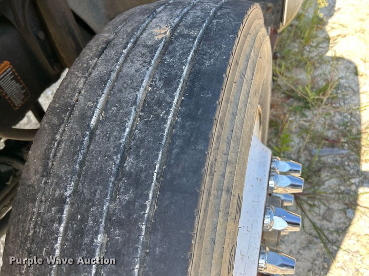 image for item KH9810 1989 Mack RD688S  truck cab and chassis