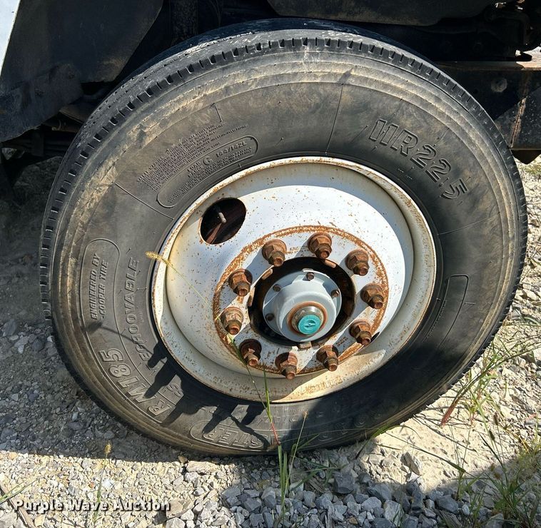 image for item KH9810 1989 Mack RD688S  truck cab and chassis