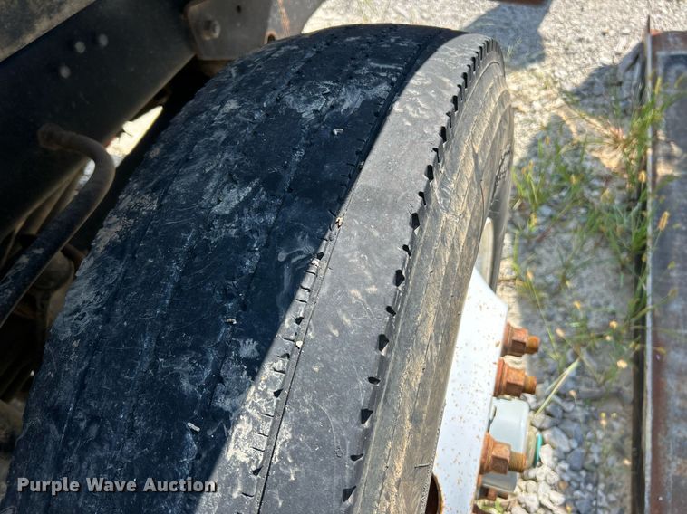 image for item KH9810 1989 Mack RD688S  truck cab and chassis