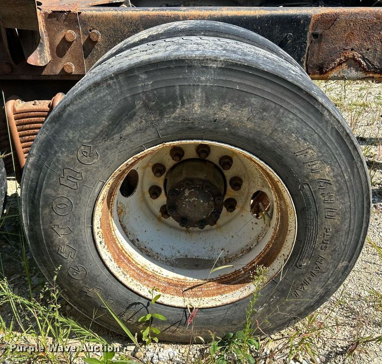 image for item KH9810 1989 Mack RD688S  truck cab and chassis