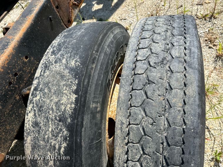 image for item KH9810 1989 Mack RD688S  truck cab and chassis