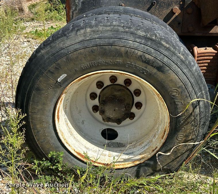 image for item KH9810 1989 Mack RD688S  truck cab and chassis