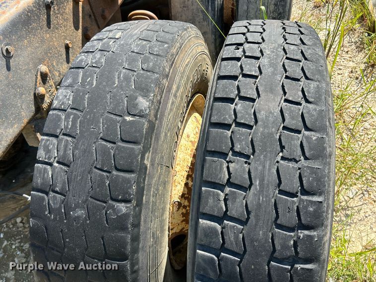 image for item KH9810 1989 Mack RD688S  truck cab and chassis