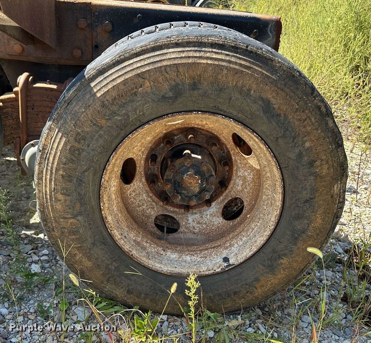 image for item KH9810 1989 Mack RD688S  truck cab and chassis