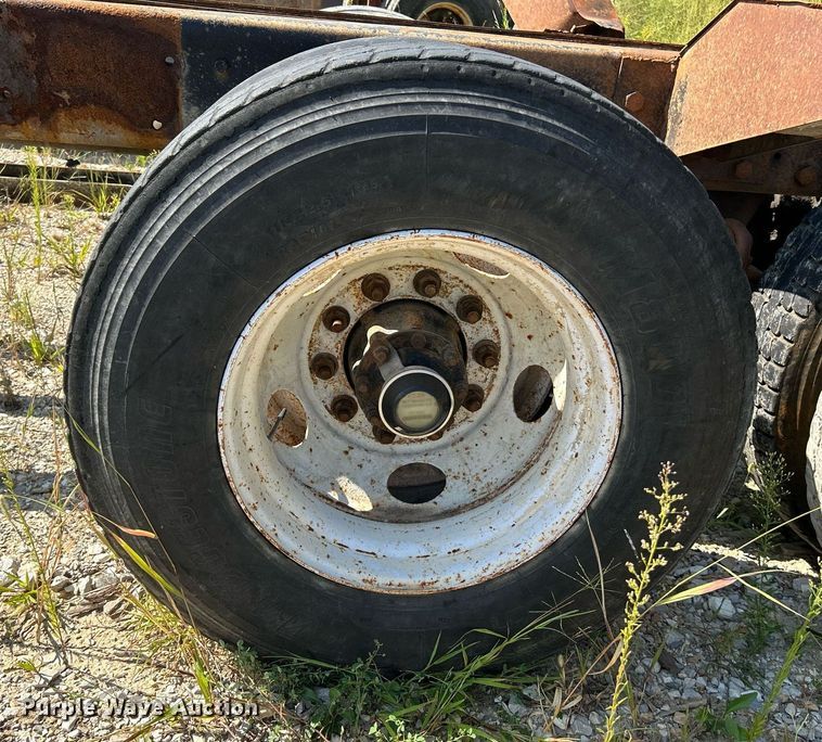 image for item KH9810 1989 Mack RD688S  truck cab and chassis