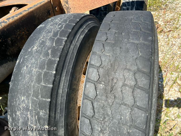 image for item KH9810 1989 Mack RD688S  truck cab and chassis