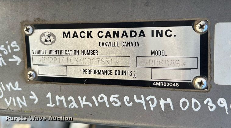 image for item KH9810 1989 Mack RD688S  truck cab and chassis