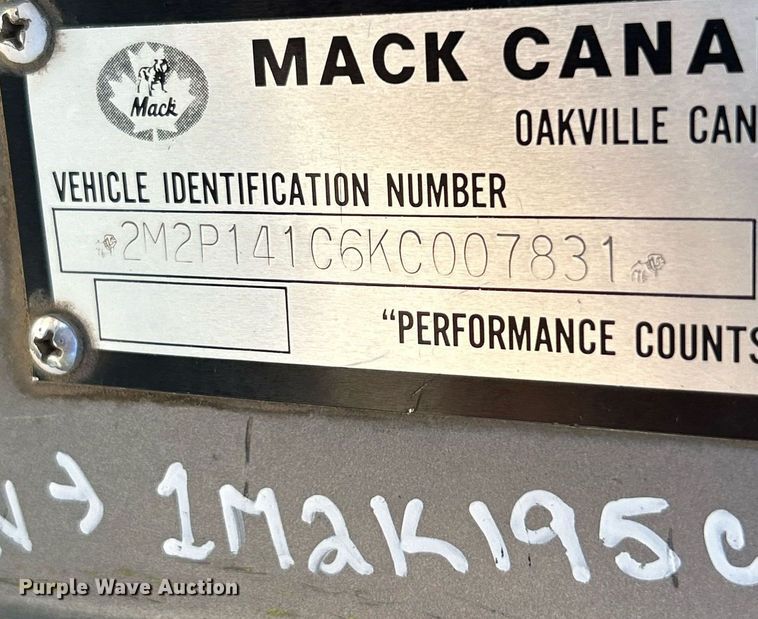 image for item KH9810 1989 Mack RD688S  truck cab and chassis