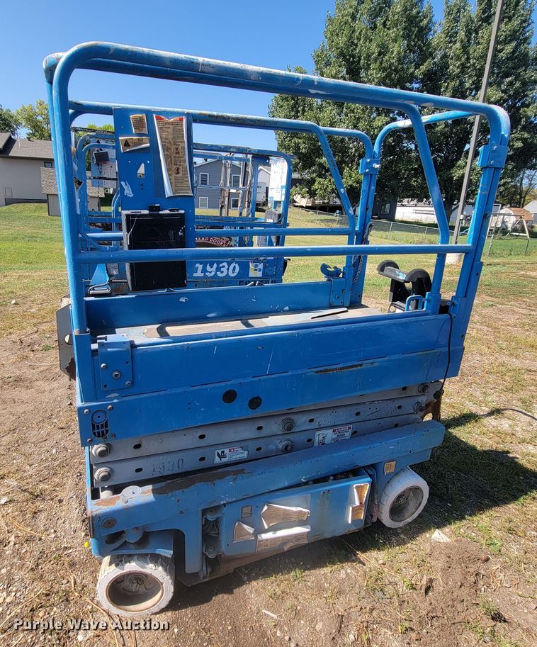 image for item KS9184 2000 Genie GS-1930  scissor lift