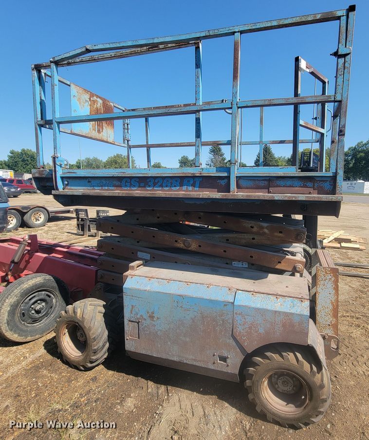 image for item KS9187 1999 Genie GS-3268RT  scissor lift