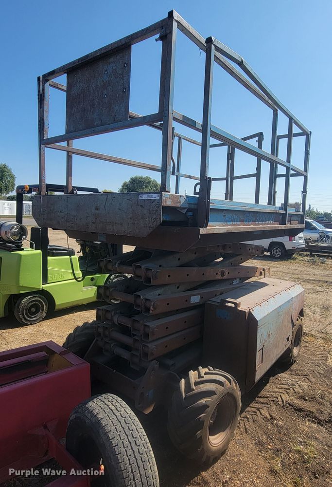 image for item KS9187 1999 Genie GS-3268RT  scissor lift