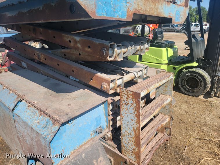 image for item KS9187 1999 Genie GS-3268RT  scissor lift