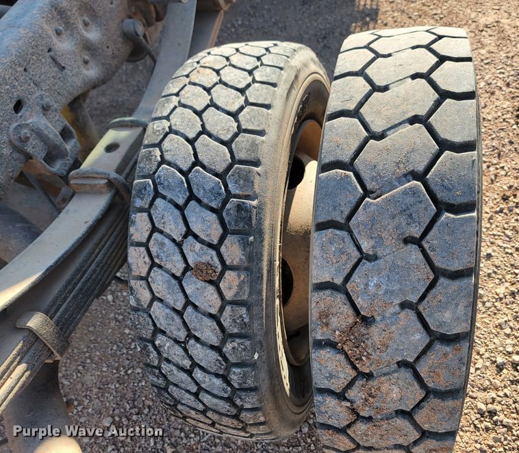 image for item KS9230 2000 Ford F550 XL Super Duty  truck cab and chassis