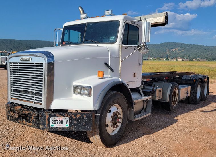 image for item KS9231 1999 Freighliner  roll-off container truck