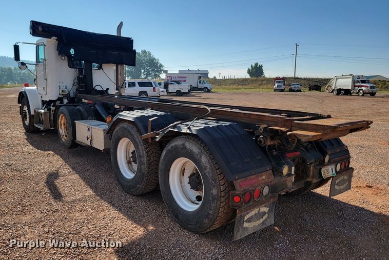 image for item KS9231 1999 Freighliner  roll-off container truck